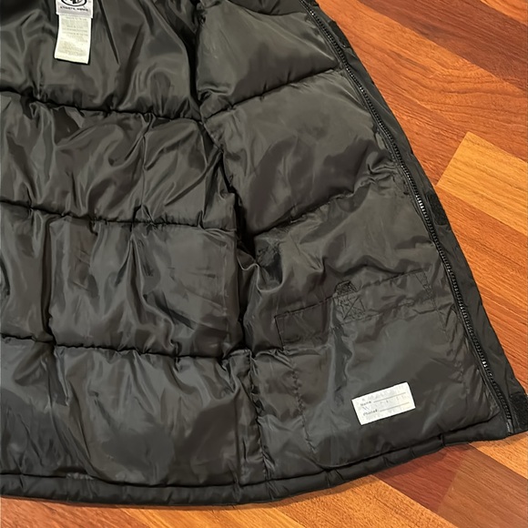 Boys puffer vest / black / L (10/12) zipper and Velcro close - Picture 9 of 10